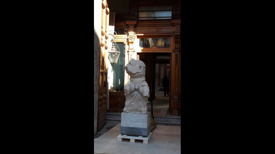 Il Torso del Belvedere&nbsp;si presenta come un monumentale nudo maschile seduto, nell'atto dinamico di sollevarsi