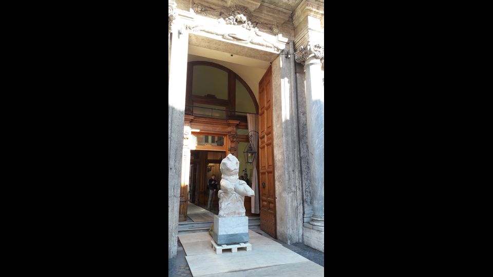 Il Torso del Belvedere davanti all'ingresso del Senato