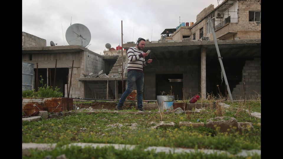 Mohamed Ataya, siriano 31enne che prima della guerra era un giocatore di calcio noto come &quot;Abu Maher&quot;, annaffia le sue piante sul tetto della sua casa danneggiata ad Arbin, nella regione Ghouta orientale, alla periferia della capitale Damasco il 3 marzo 2017. Ataya coltiva i semi per la vendita. (Foto Afp)&nbsp;