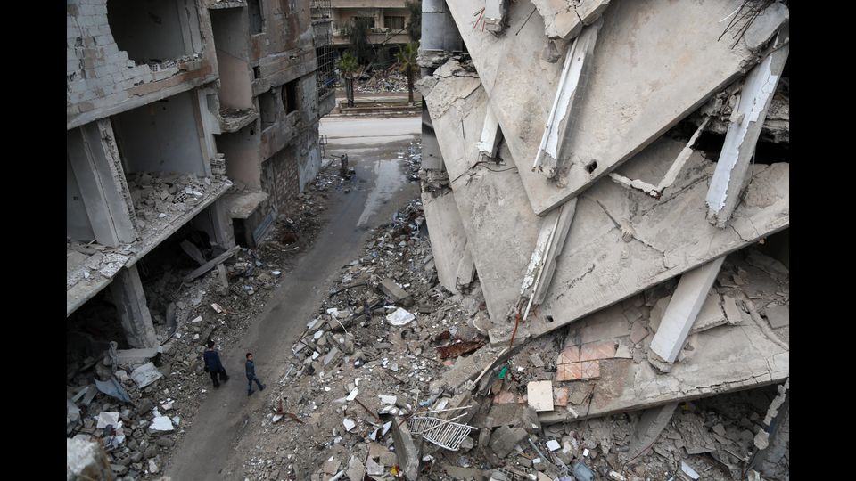 Mohamed Ataya, siriano 31enne che prima della guerra era un giocatore di calcio noto come &quot;Abu Maher&quot;, annaffia le sue piante sul tetto della sua casa danneggiata ad Arbin, nella regione Ghouta orientale, alla periferia della capitale Damasco il 3 marzo 2017. Ataya coltiva i semi per la vendita. (Foto Afp)&nbsp;