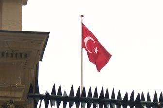 &nbsp;Manifestanti abbassano la bandiera olandese al consolato di Istanbul (Afp)