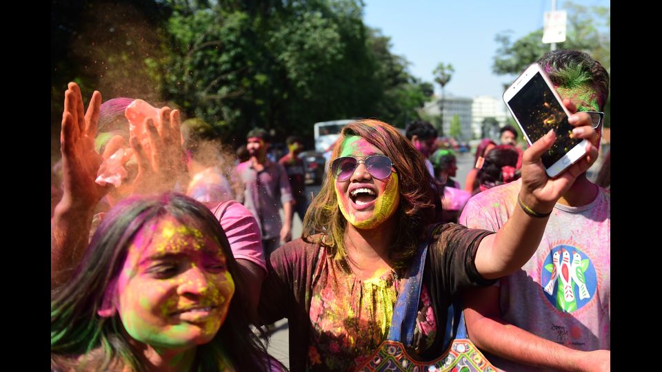 La festa dei colori in India: alcuni studenti Dhaka festeggiano l'arrivo della primavera. (Afp)&nbsp;