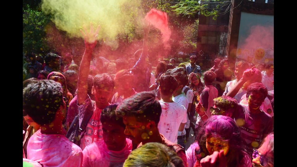 Holi festival: polveri colorate e profumate (chiamate gulan) &nbsp;vengono lanciate sulla folla in festa (Afp)&nbsp;