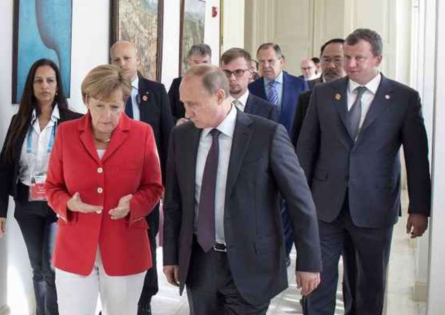 Ucraina: Merkel e Putin, "Situazione peggiora; accelerare pace"