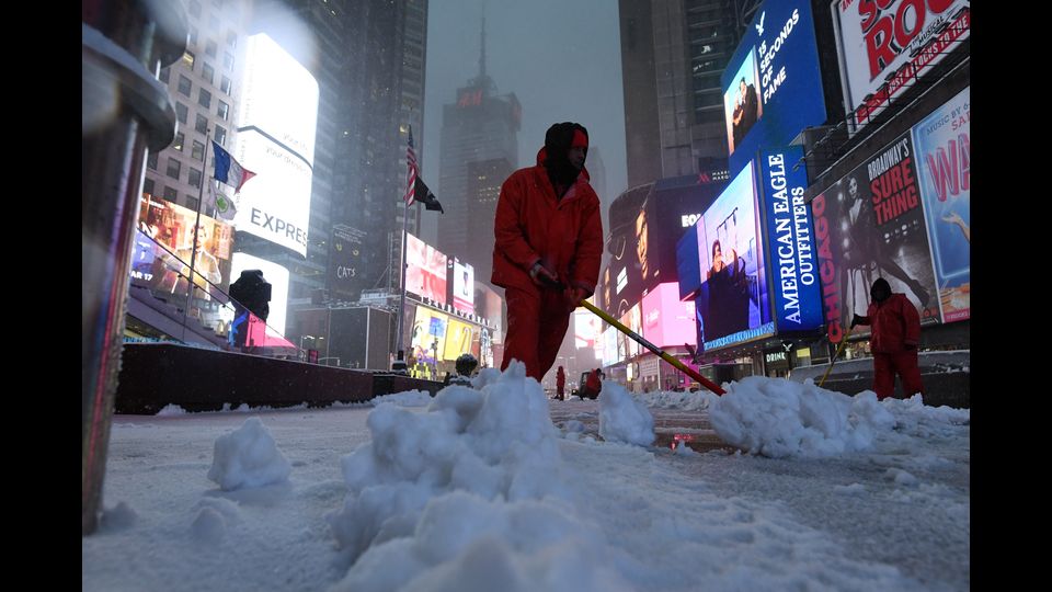 Spazzaneve in azione a Times Square per l'arrivo di Stella, la pi&ugrave; potente tempesta della stagione, che porter&agrave; fino a 60 centimetri di neve a New York (Afp)&nbsp;