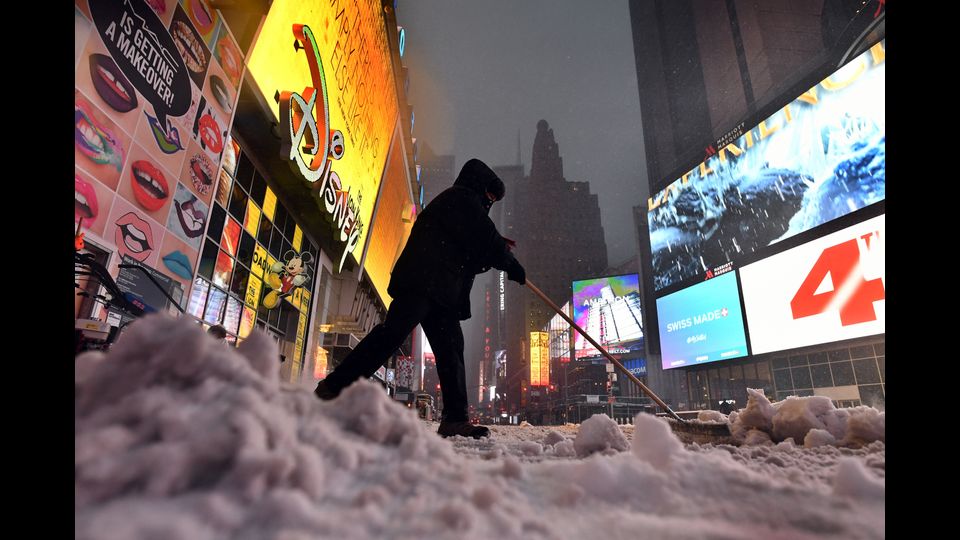 Spazzaneve in azione a Times Square per l'arrivo di Stella, la pi&ugrave; potente tempesta della stagione, che porter&agrave; fino a 60 centimetri di neve a New York (Afp)&nbsp;