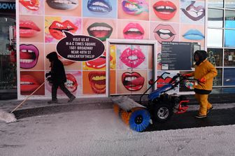 Spazzaneve in azione a Times Square per l'arrivo di Stella, la pi&ugrave; potente tempesta della stagione, che porter&agrave; fino a 60 centimetri di neve a New York (Afp)&nbsp;