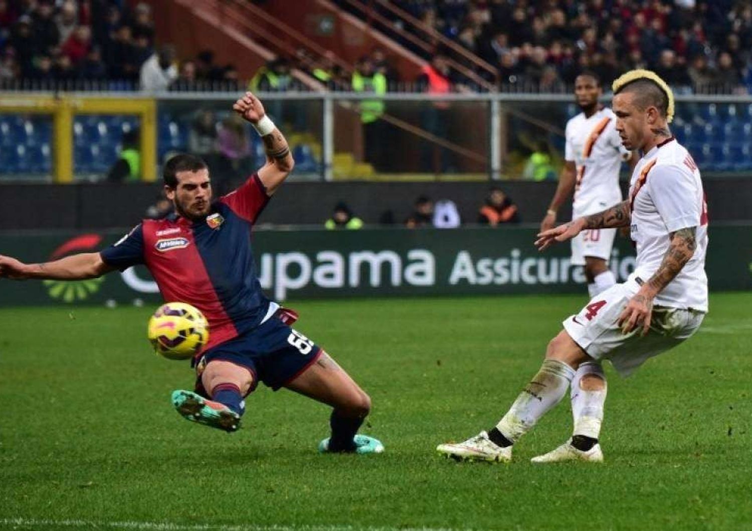 Serie A: Roma espugna Marassi e va a -1 dalla Juve