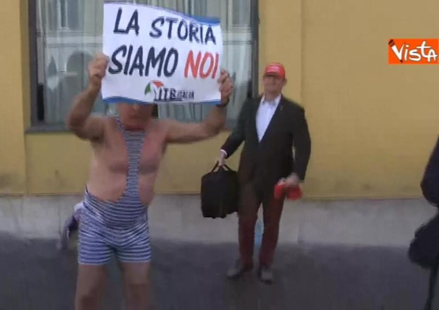 &nbsp;Protesta anti- Bolkestein dei balneari, bagnino in costume davanti Montecitorio