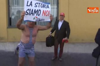 &nbsp;Protesta anti- Bolkestein dei balneari, bagnino in costume davanti Montecitorio