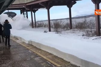 &nbsp;New York Il treno arriva dopo la tempesta di neve, il risultato in slow motion &egrave; spettacolare