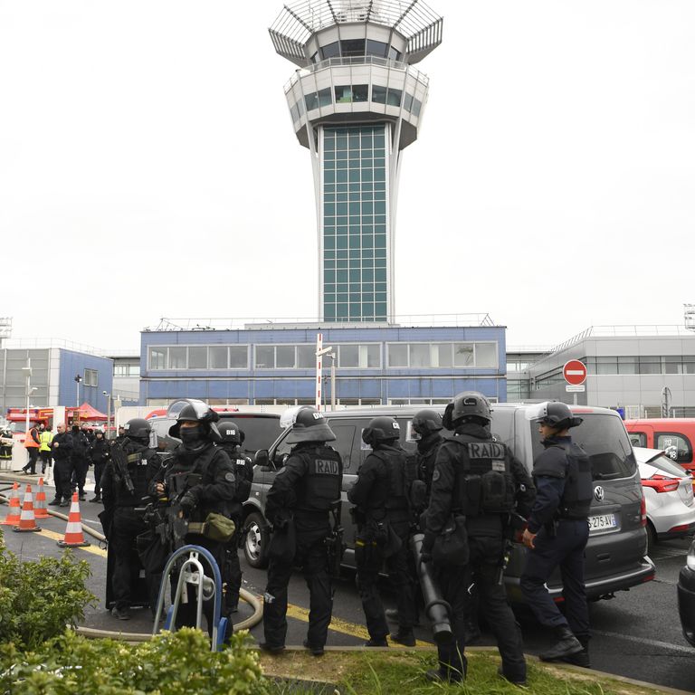 &nbsp;Un uomo &egrave; stato ucciso all'aeroporto parigino di Orly dopo che aveva sottratto la pistola di un agente di sicurezza (foto Afp)