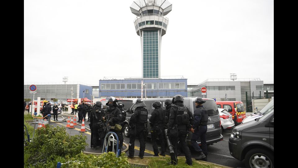 &nbsp;Un uomo &egrave; stato ucciso all'aeroporto parigino di Orly dopo che aveva sottratto la pistola di un agente di sicurezza (foto Afp)