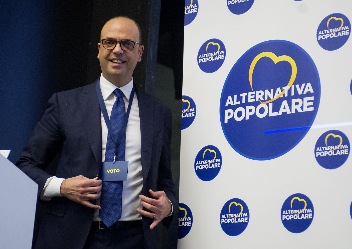 Angelino Alfano con il nuovo simbolo di Alternativa Popolare (agf)&nbsp;