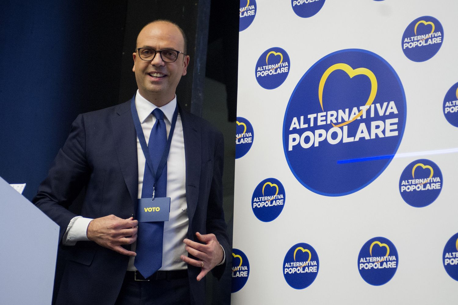 Angelino Alfano con il nuovo simbolo di Alternativa Popolare (agf)&nbsp;