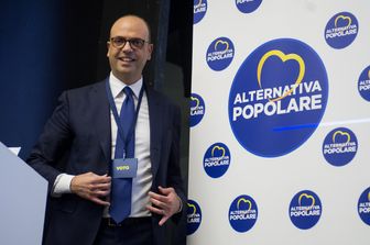 Angelino Alfano con il nuovo simbolo di Alternativa Popolare (agf)&nbsp;