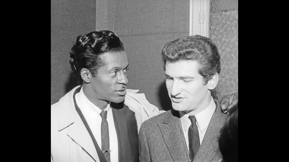 Chuck Berry e il cantante Eddy Mitchell dietro le quinte del Paris Olympia Hall venuto ad assistere ad un suo concerto a&nbsp;Parigi, 1965 (Afp)