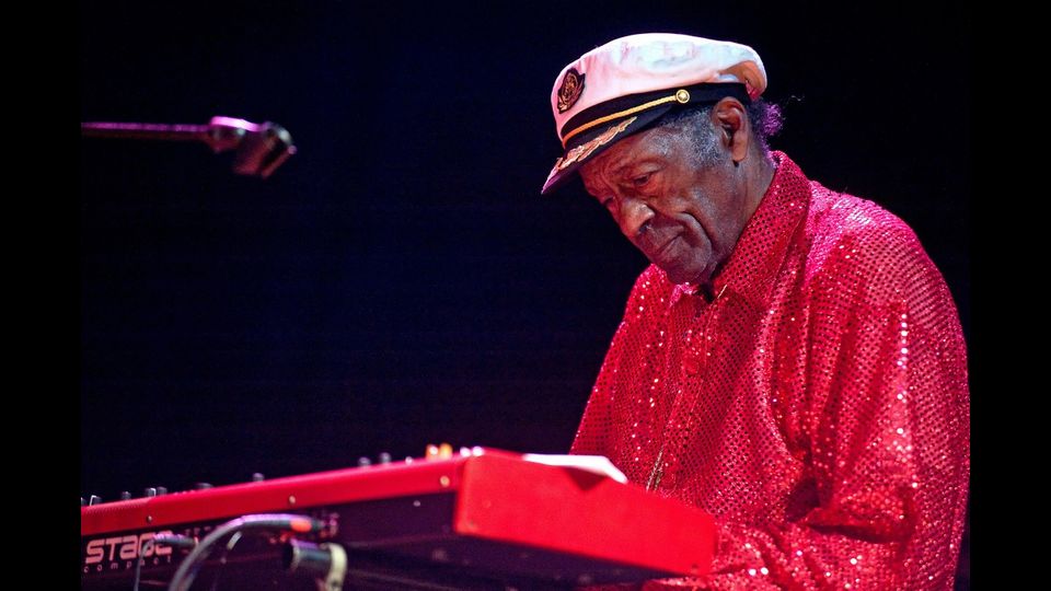 Chuck Berry durante una sua performance a Chicago, 2011 (Afp)