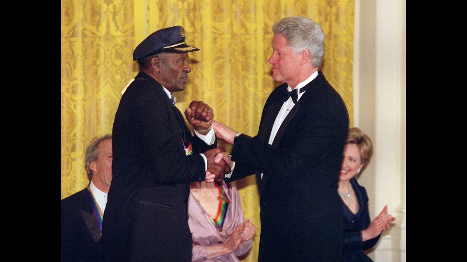 Il presidente degli Stati Uniti Bill Clinton riceve Chuck Berry alla Casa Bianca a Washington, 2000 (Afp)