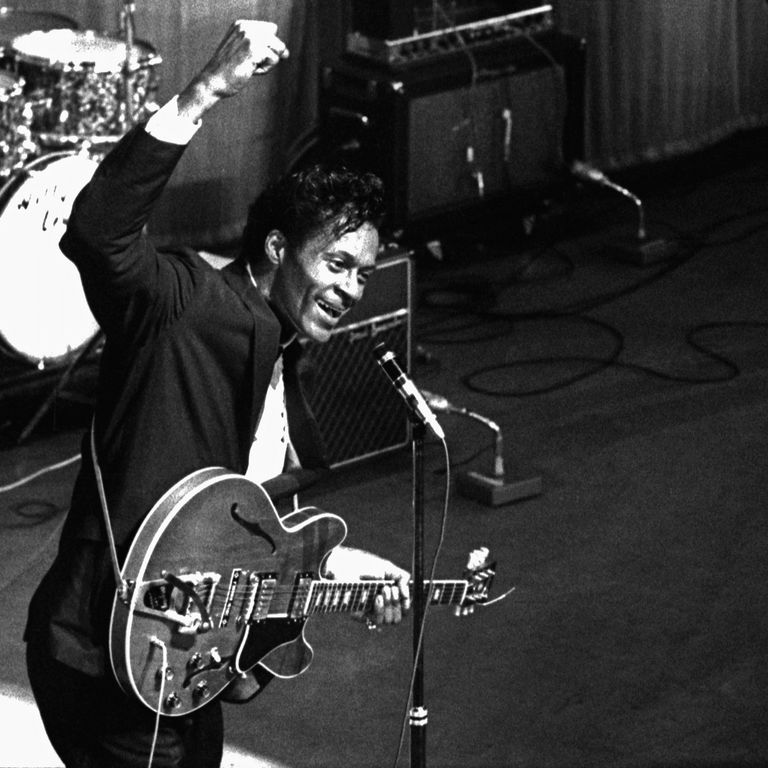 E' morto Chuck Berry, leggenda del rock. Aveva 90 anni.&nbsp;Nella foto a Parigi durante un suo concerto,1964 (Afp)
