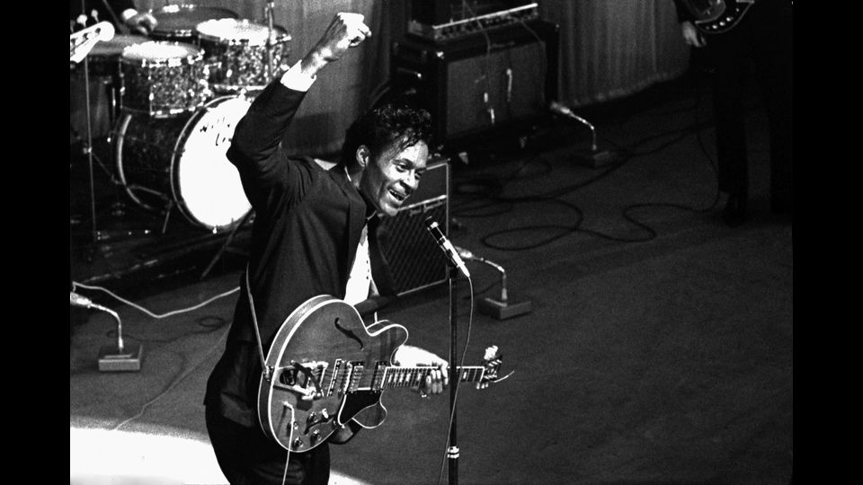 E' morto Chuck Berry, leggenda del rock. Aveva 90 anni.&nbsp;Nella foto a Parigi durante un suo concerto,1964 (Afp)