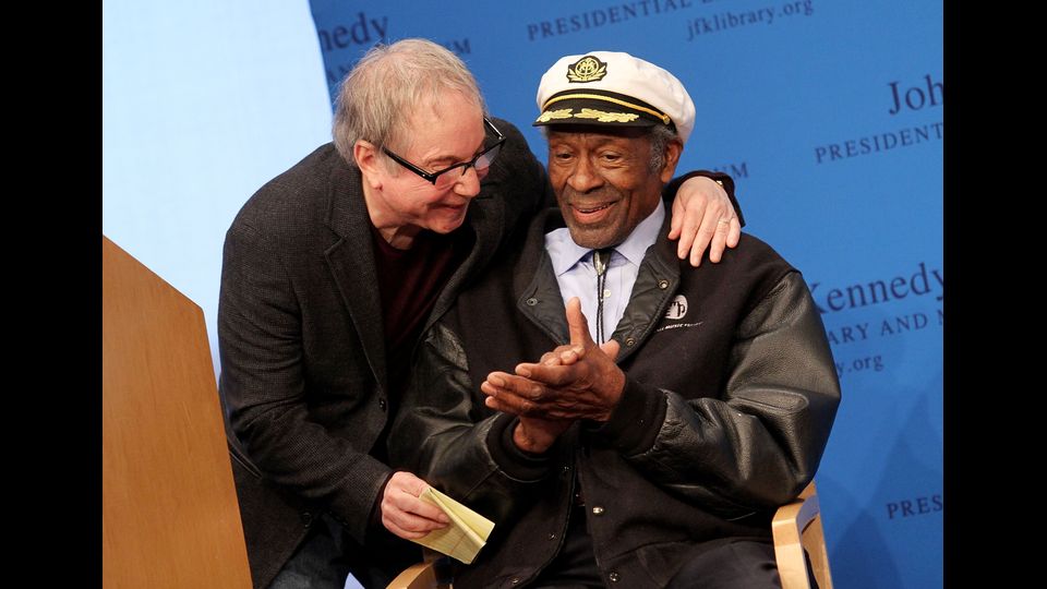 Chuck Berry viene premiato da Paul Simon durante il Lyrics Of Literary Excellence al John F. Kennedy Presidential Libray, 2012 (Afp)