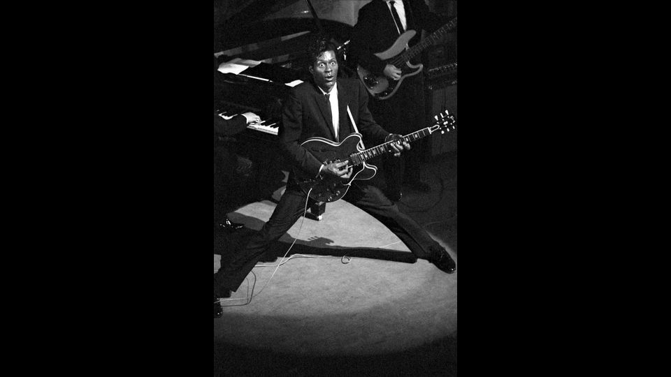 &nbsp;Chuck Berry durante una sua esibizione a Parigi, 1964 (Afp)