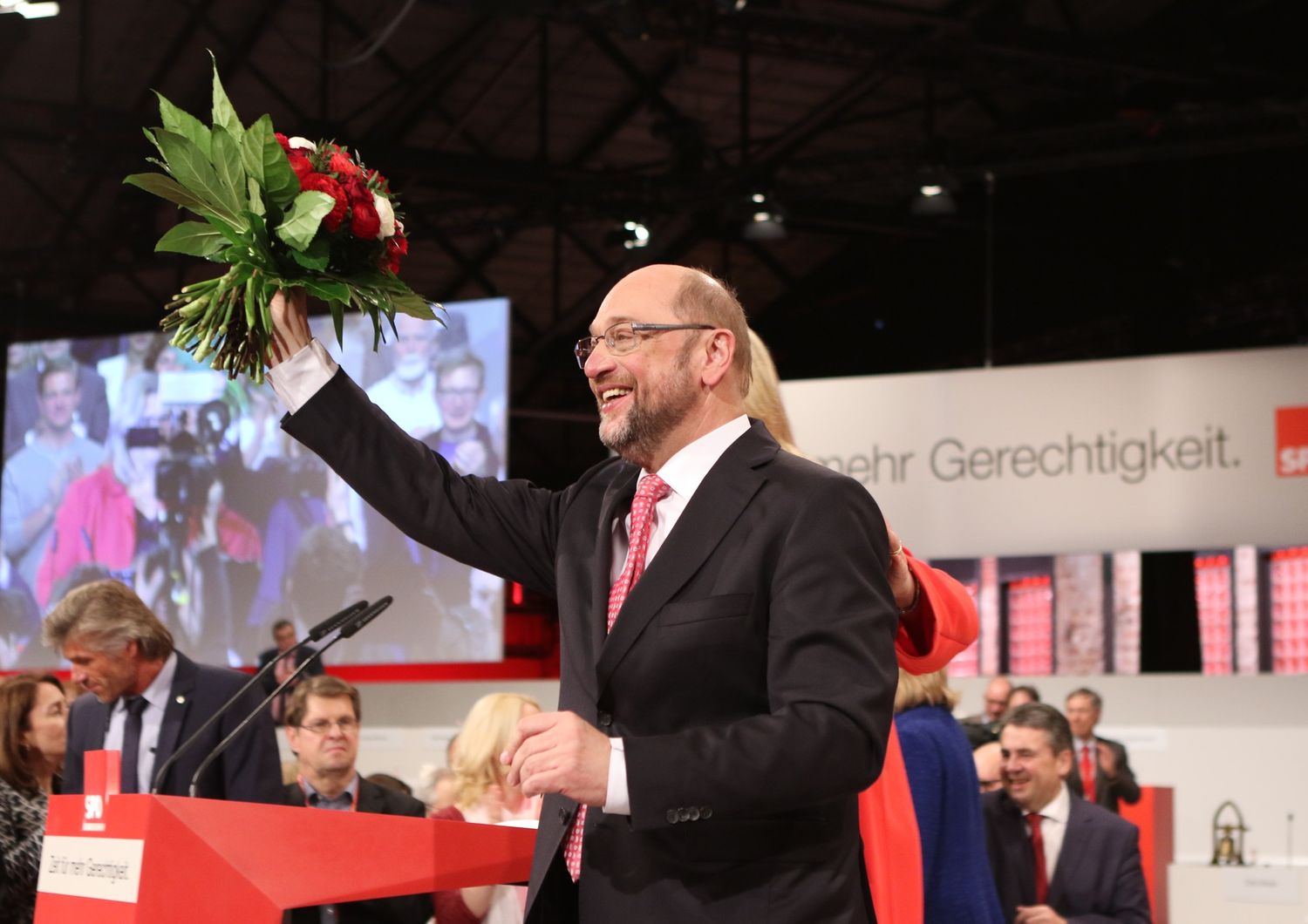 L&#39;Spd incorona Schulz. Parte la sfida a Merkel