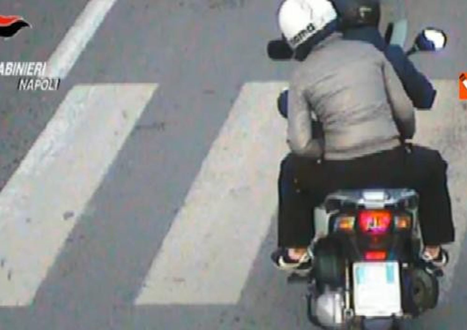 &nbsp;Coppia di fidanzati rapinava autisti a bordo di scooter, arrestati a Napoli