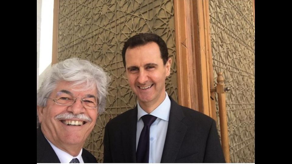 &nbsp;Dopo Pyongyang, Damasco, dove Antonio Razzi non ha perso l'occasione di scattare un selfie insieme al presidente siriano Bashar al-Assad. L'immagine &egrave; stata pubblicata dal senatore sul suo profilo Twitter ed &egrave; subito diventata virale. Razzi faceva parte della delegazione di parlamentari russi ed europei volata a Damasco per favorire la creazione di una commissione costituzionale che apra il dialogo tra il governo e i ribelli.&nbsp;