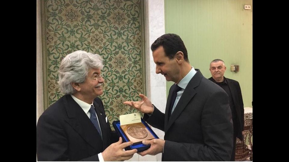 Razzi non &egrave; nuovo a iniziative diplomatiche sui generis. Nel 2014 il senatore azzurro era volato a Pyongyang, insieme a Matteo Salvini, per incontrare i vertici del regime nordcoreano. Tornato dal viaggio, aveva tessuto le lodi del governo di Kim Jong-Un, a sua detta non cos&igrave; brutto come lo si dipinge e, in seguito alla vittoria di Donald Trump, si era proposto come mediatore tra il dittatore asiatico e il nuovo presidente degli Stati Uniti.&nbsp;