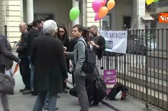 &nbsp;Torino, flash mob contro il razzismo, palloncini in cielo