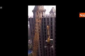 Cina, escavatore demolisce grattacielo partendo dal tetto