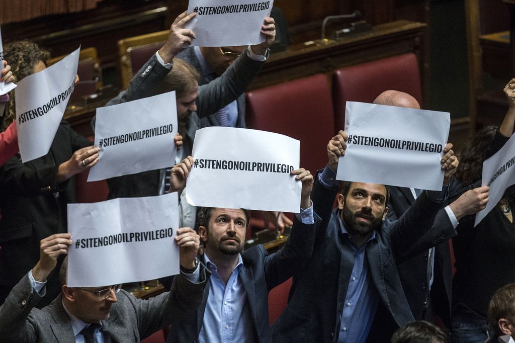 &nbsp;Protesta Camera M5s contro vitalizi (imago)