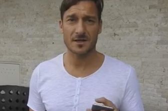 Francesco Totti aderisce 'basta bufale' (da video Fb)