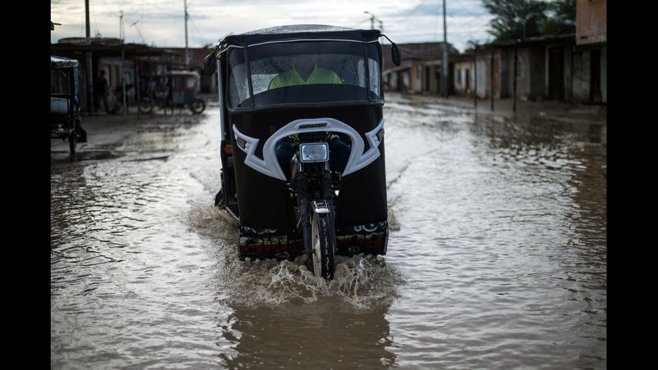 Le piogge torrenziali e la successiva alluvione hanno messo in ginocchio Lima e diverse localit&agrave; costiere del Per&ugrave;. Decine di morti, interi villaggi sommersi (Afp)