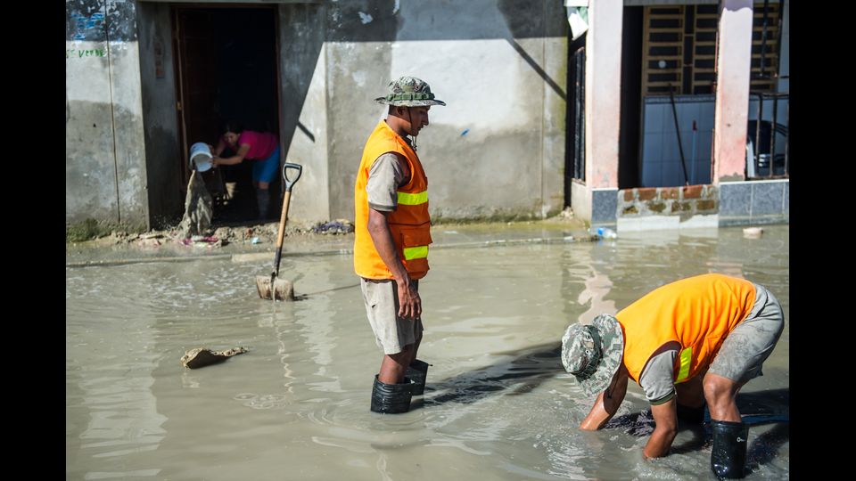 Le piogge torrenziali e la successiva alluvione hanno messo in ginocchio Lima e diverse localit&agrave; costiere del Per&ugrave;. Decine di morti, interi villaggi sommersi (Afp)
