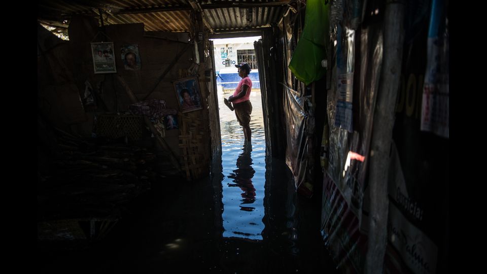 Le piogge torrenziali e la successiva alluvione hanno messo in ginocchio Lima e diverse localit&agrave; costiere del Per&ugrave;. Decine di morti, interi villaggi sommersi (Afp)