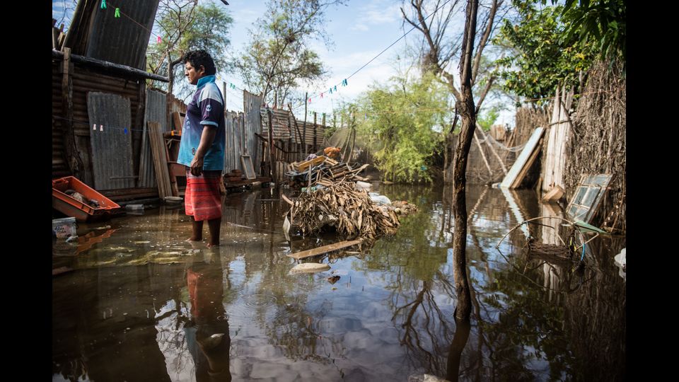Le piogge torrenziali e la successiva alluvione hanno messo in ginocchio Lima e diverse localit&agrave; costiere del Per&ugrave;. Decine di morti, interi villaggi sommersi (Afp)