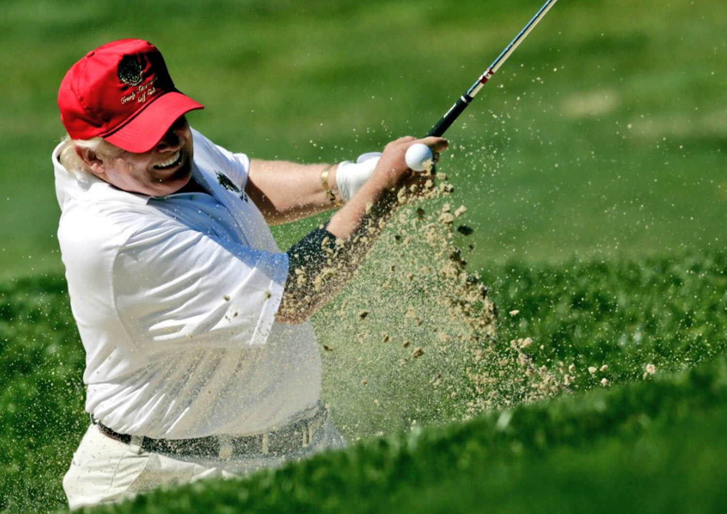 &nbsp;Donald Trump gioca a golf - Twitter