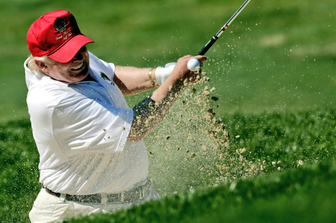 &nbsp;Donald Trump gioca a golf