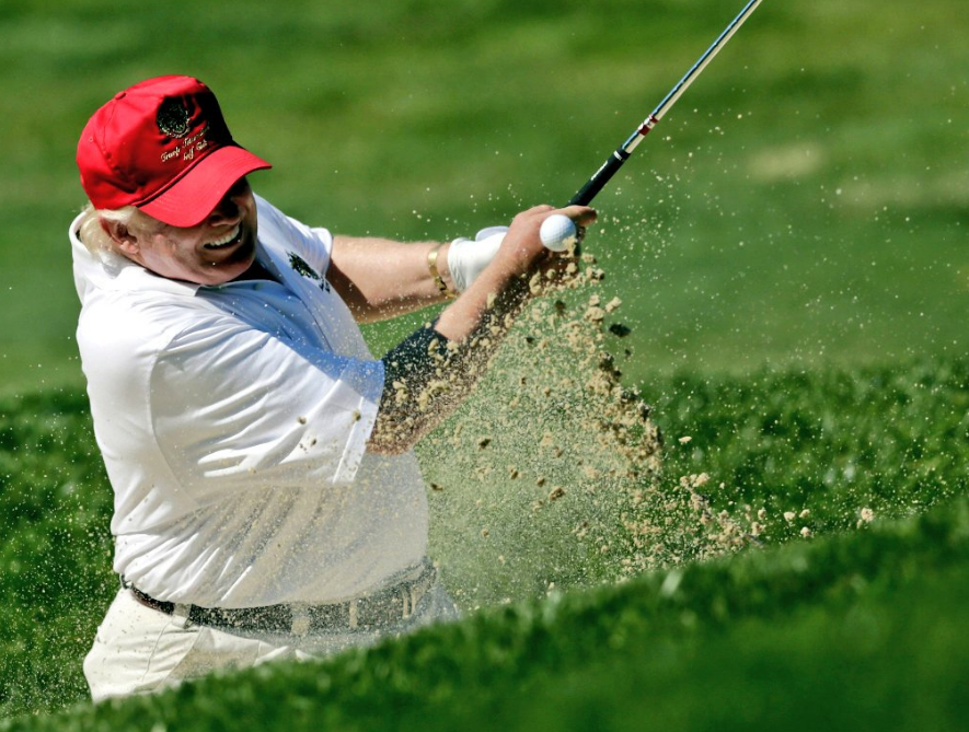 &nbsp;Donald Trump gioca a golf - Twitter