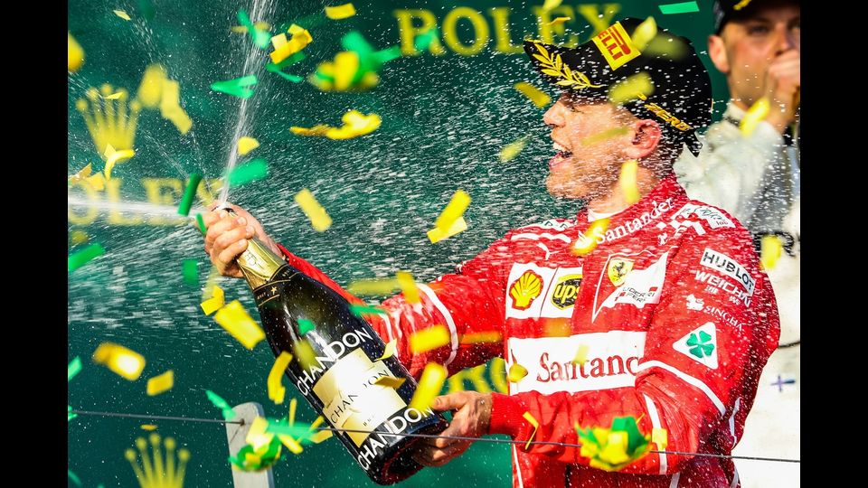 Il campionato mondiale inizia nel migliore dei modi per la Ferrari. La rossa guidata da Sebastian Vettel ha vinto il Gran Premio d'Australia piazzandosi davanti alle Mercedes di Lewis Hamilton e Valtteri Bottas. Il pilota tedesco ha staccato Hamilton di quasi dieci secondi. Un trionfo che pone fine al lungo digiuno della Ferrari, che non conquistava da un anno e mezzo il primo gradino del podio.