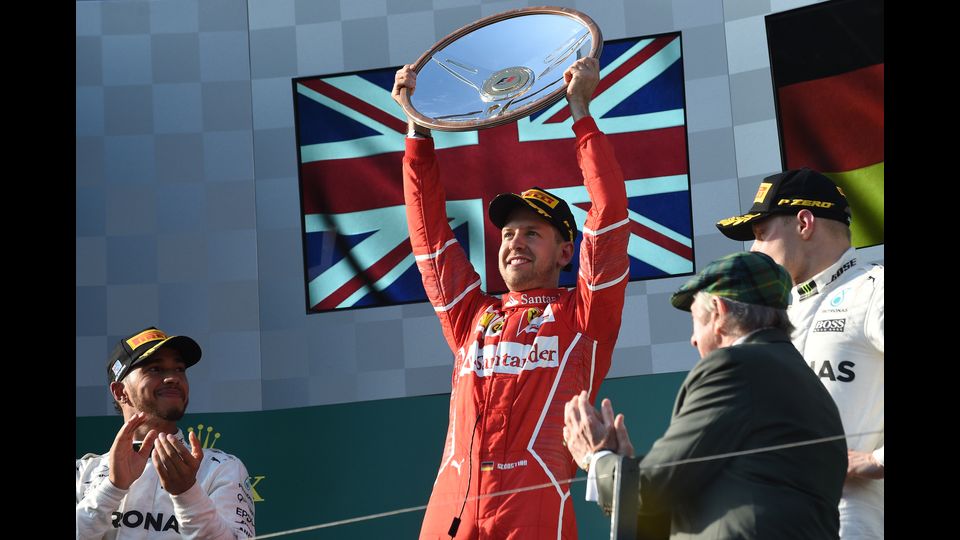 La Ferrari non vinceva a Melbourne dal GP del 2007, quando sul primo gradino del podio sal&igrave; Raikkonen. Vettel aveva invece gi&agrave; vinto in Australia nel 2011, al volante di una Red Bull. Per il pilota tedesco &egrave; inoltre la quarta vittoria con la Ferrari, nonch&eacute; la quarantatreesima di una carriera che lo ha visto quattro volte campione del mondo.&nbsp;