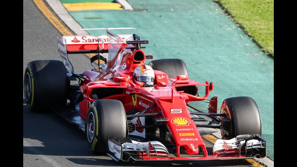 E' andato quindi nel migliore dei modi possibili il debutto della SF70-H, la nuova vettura con la quale Maranello spera di riconquistare il titolo costruttori, che non vince dal 2008. Buon piazzamento anche per Kimi Raikkonen, compagno di scuderia di Vettel, arrivato quarto davanti alla Red Bull di Max Verstappen e alla Williams di Felipe Massa.
