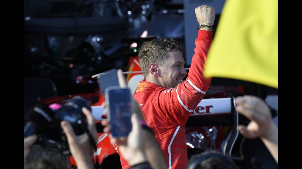 A decidere la gara ha contribuito l'unico cambio di pneumatici della Ferrari, avvenuto dopo quello di Lewis Hamilton, costretto a riprendere la gara dietro la Red Bull di Verstappen. Ci&ograve; ha consentito nel frattempo a Vettel di consolidare il suo vantaggio. &quot;Durante la gara ho avuto problemi con le gomme. Mi sono dovuto fermare molto presto e sono rimasto incastrato dietro una delle Red Bull ma &egrave; cos&igrave; che va&quot;, ha dichiarato Hamilton.