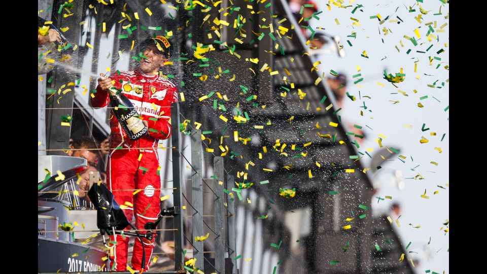 Marchionne ha poi fatto le congratulazioni per il debutto ad Antonio Giovinazzi, terzo pilota della Ferrari in prestito alla Sauber nonch&eacute; primo esordio di un pilota italiano in F1 in oltre cinque anni. &quot;Grandissima Ferrari. L'Italia che torna a vincere&quot; &egrave; invece il messaggio via Twitter del presidente del Consiglio, Paolo Gentiloni.