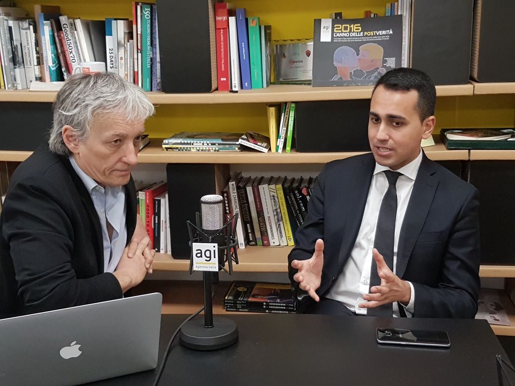 Luigi Di Maio con il direttore dell'Agi Riccardo Luna durante una puntata di Viva l'Italia
