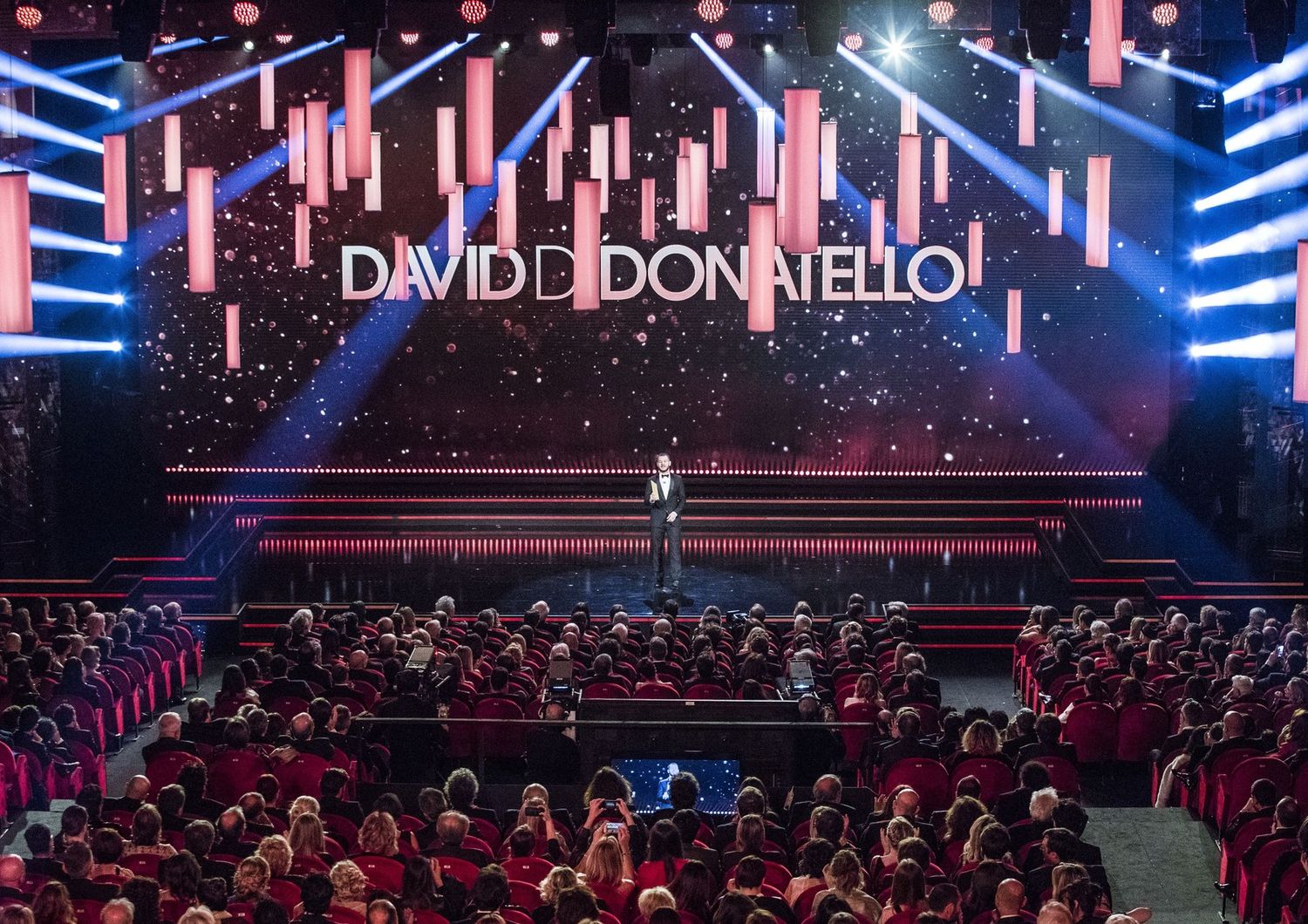 Il presentatore Alessandro Cattelan sul palco del David di Donatello durante la cerimonia di premiazione (Afp)