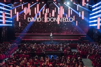 Il presentatore Alessandro Cattelan sul palco del David di Donatello durante la cerimonia di premiazione (Afp)